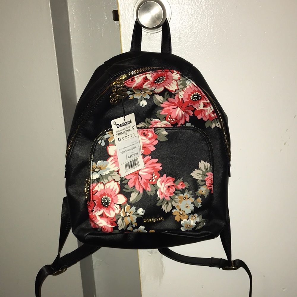 Desigual backpack. Faux leather. Used.